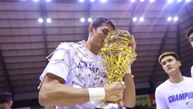 Foto: Stapac Angkat Trofi IBL Usai Menangi El Clasico Basket Indonesia (494855)