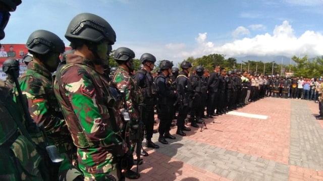 Personel TNI Polri saat mengikuti apel gelar pasukan dalam rangka pengaman pemilu serentak 2019, di lapangan Vatulemo, Kota Palu, Jumat (22/3). Foto: Jems