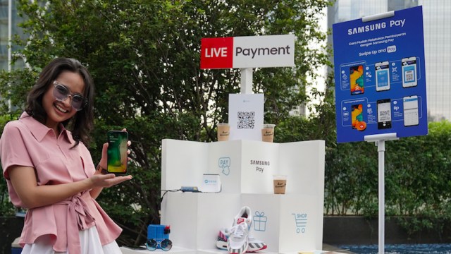 Samsung melakukan uji coba Samsung Pay yang telah bekerja sama dengan layanan e-wallet Dana. Foto: Samsung Indonesia