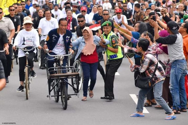 Jokowi dan Ibu Iriana menaiki sepeda onthel di Jojga. Foto : Agus Suparto