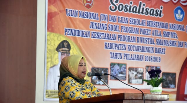 Bupati Kobar Hj Nurhidayah saat memberikan sambutan acara sosialisasi UN di Aula Disdikbud Kobar (Foto: Prokom Kobar)