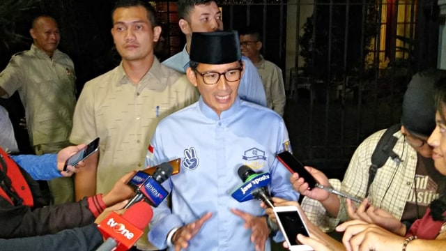 Calon Wakil Presiden nomor urut 02, Sandiaga Uno saat memberikan keterangan kepada awak media. Foto: Fadjar Hadi/kumparan