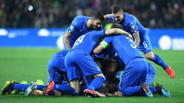 Pemain-pemain Italia merayakan gol Nicolo Barella. Foto: REUTERS/Jennifer Lorenzini