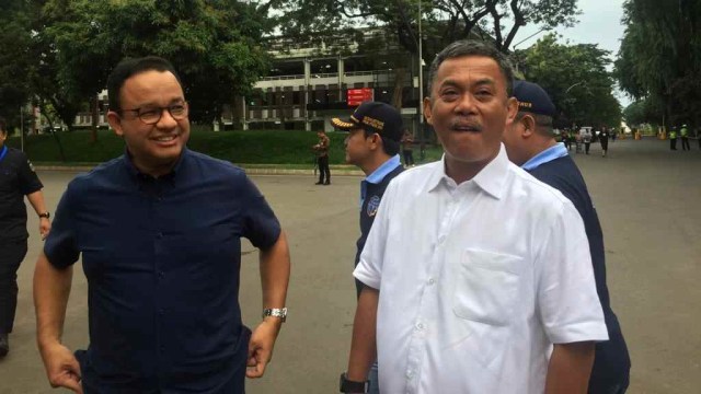 Gubernur DKI Jakarta Anies Baswedan dan Prasetyo Edi Marsudi di sekitar Stasiun MRT Istora. Foto: Moh Fajri/kumparan