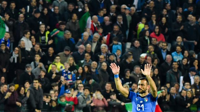 Fabio Quagliarella mengucapkan terima kasih kepada suporter Italia di Stadion Friulli. Foto: Andreas SOLARO / AFP