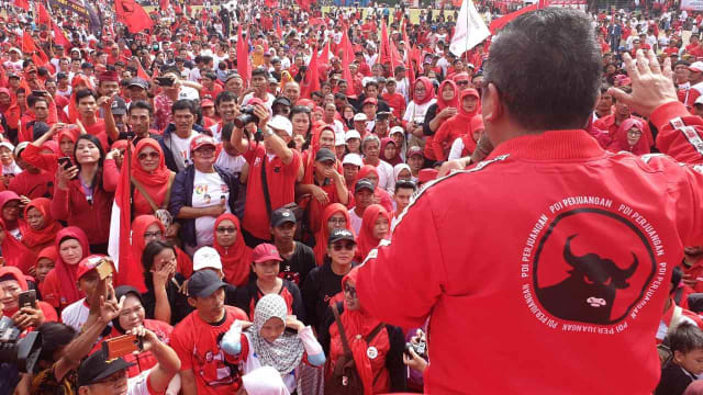 Sekjen PDIP Hasto Kristiyanto saat hadir di kampanye Akbar PDIP di Alun-Alun Tanggerang. Foto: Dok. Tim media PDIP