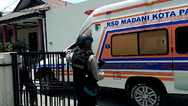 Mobil Ambulans yang mengangkut jenazah anggota MIT Poso tiba di RS Bhayangkara Palu pada Sabtu (23/3). Foto: Istimewa