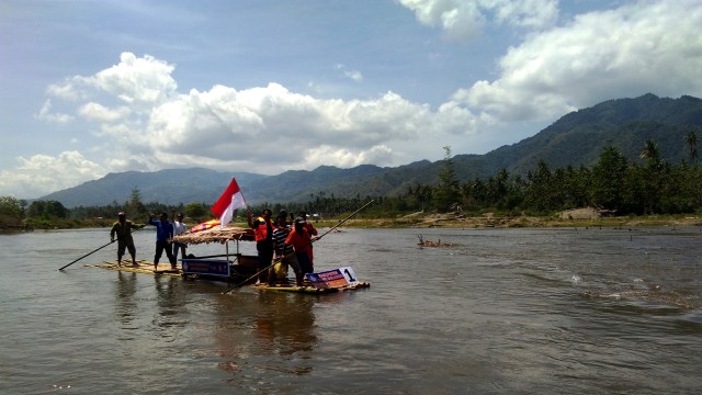 Peserta Rafting saat mengarungi sungai Bone, pada pertunjukkan arum jeram yang dilaksanakan di kabupaten Bone Bolango, Sabtu (23/3). Foto : Rahmat Ali