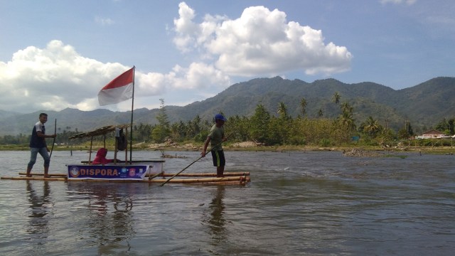 Peserta arum jeram saat melintasi sungai Bone, Kabupaten Bone Bolango, Gorontalo. Pertunjukkan ini pertama kalinya dilakukan sebagai ajang promosi wisata alam Bone Bolango. Sabtu (23/3). Foto : banthayoid/Rahmat Ali