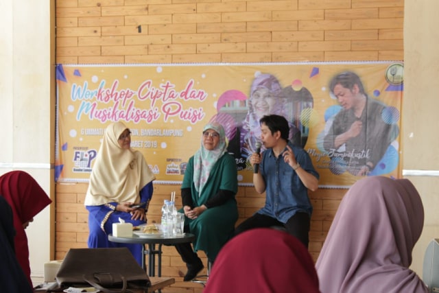 Workshop cipta dan musikalisasi puisi yang digelar oleh Forum Lingkar Pena (FLP) Bandar Lampung bersama sastrawan HTR dan Vokalis Jumpakustik Mogie.