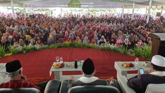 Haul Ibu Cawapres 01 Ma'ruf Amin, Almarhumah Siti Maimunah Binti KH. Moh. Romli di Pesantren Tanara, Serang, Banten, Minggu (24/3). Foto: Rafyq Panjaitan/kumparan