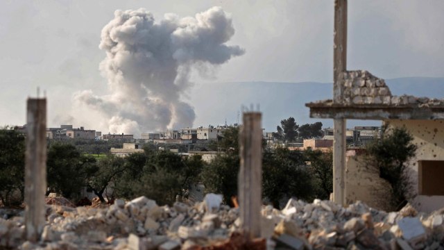 Serangan udara saat terjadi perang oleh Tentara Demokratik Syiria dengan ISIS. Foto: AFP/OMAR HAJ KADOUR