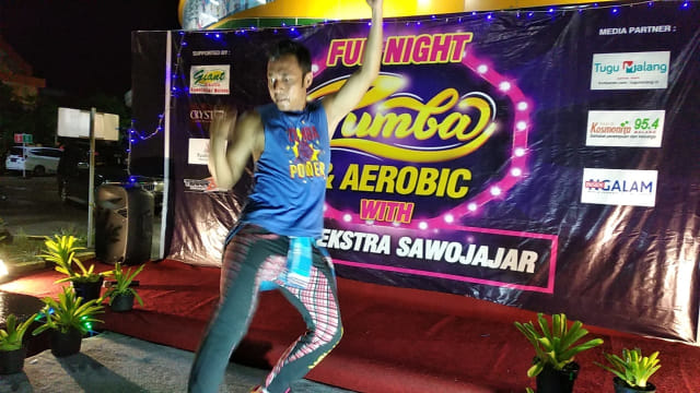 Salah seorang instruktur senam saat memimpin Fun Night Zumba dan Aerobic di Giant Ekstra Sawojajar, sabtu malam (24/3).