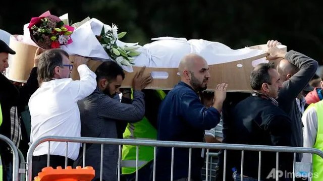 Pelayat membawa mayat di Memorial Park Cemetery di Christchurch, Selandia Baru, Jumat, 22 Maret 2019. (Foto: AP via Channel News Asia)