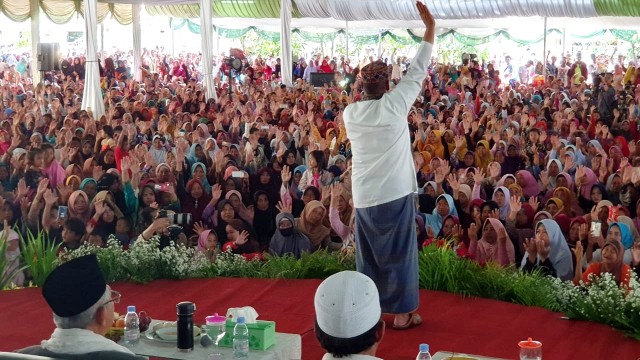 Haddad Alwi memimpin sholawat di Haul Ibunda Ma'ruf Amin, Ponpes Tanara, Serang, Banten, Minggu (24/3). Foto: Rafyq Alkandy/kumparan