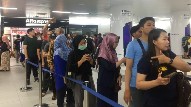 Antrean warga yang akan jajal MRT di Stasiun Bundaran HI. Foto: Moh Fajri/kumparan