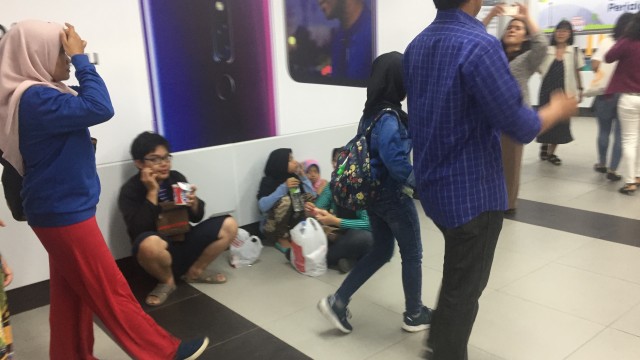 Warga yang makan di Stasiun Bundaran HI tampak ditegur petugas. Foto: Moh Fajri/kumparan