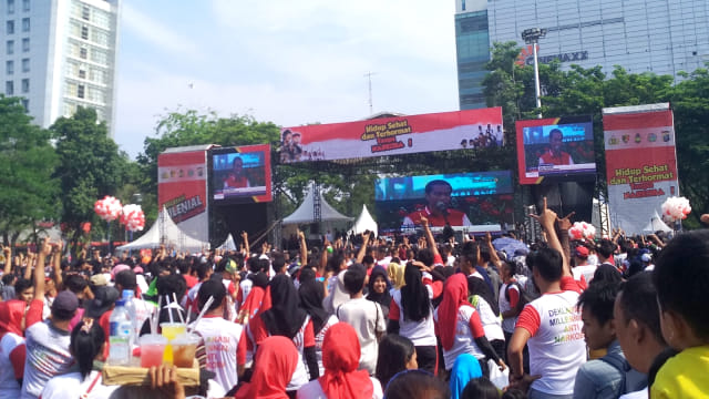 Massa mengacungkan dua jari diacara Deklarasi Milineal Anti Narkoba di Medan. Foto: Rahmat Utomo/kumparan