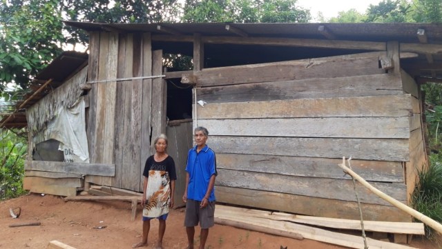 Pasutri lanjut usia, Kristian dan Larah, tinggal di rumah yang tak layak huni dan masih beralaskan tanah. Foto: Yusran 