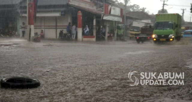 Kondisi Jalan Palabuhan II, tepatnya di Kampung Bojong Warung, Desa Bojong, Kecamatan Cikembar, Kabupaten Sukabumi, saat hujan mengguyur. | Foto: Ruslan AG
