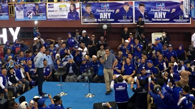 AHY dan Rocky Gerung dalam kampanye terbuka Partai Demokrat di GOR Ciracas