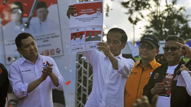 Capres nomor urut 01 Joko Widodo (kedua kiri) memperlihatkan contoh surat suara Pilpres 2019 saat Kampanye Terbuka di Stadion Maulana Yusuf, Ciceri, Serang, Banten, Minggu (24/3). Foto: ANTARA FOTO/Asep Fathulrahman