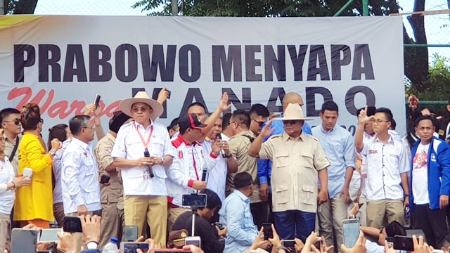 Calon Presiden nomor urut 2, Prabowo Subianto memberikan hormat dari atas panggung kampanye di Lapangan Ternate Baru, Kota Manado, Sulawesi Utara, Minggu (24/3)