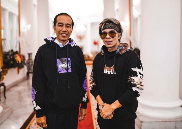 Presiden Republik Indonesia Joko Widodo (kiri) beserta Atta Halilintar (kanan) menggunakan hoodie AHHA, brand dari Atta Halilintar | Photo from @attahalilintar on Instagram