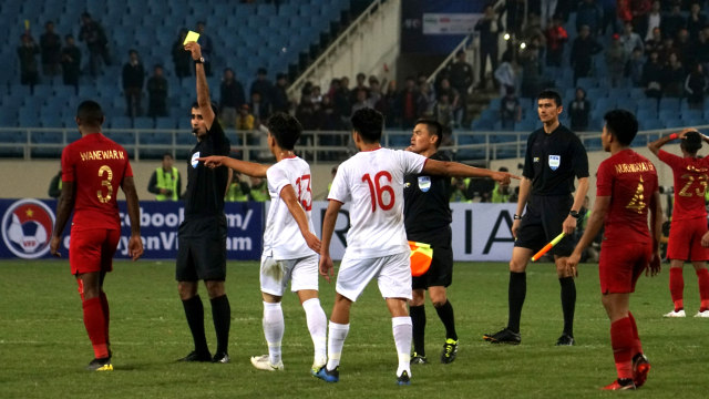 Marinus Mariyanto mendapat kartu kuning saat pertandingan di babak Kualifikasi Piala Asia U-23 2020 Indonesia melawan Vietnam di Stadion My Dinh, Hanoi, Minggu (24/3). Foto: Nugroho Sejati/kumparan