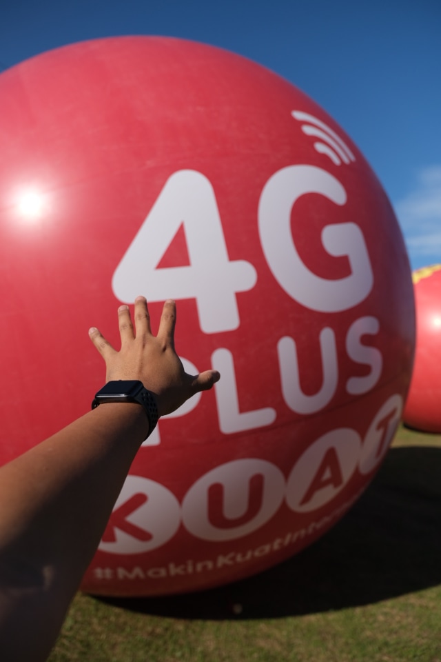 com-Bola merah raksasa bertuliskan 4G Plus Kuat IM3 Ooredoo