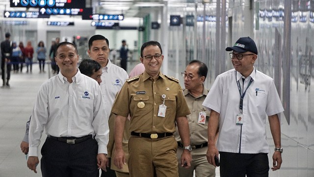 Gubernur DKI Jakarta, Anies Baswedan (tengah) bersama rombongan tiba di Stasiun MRT Bundaran HI usai menjajal MRT, Senin (25/3). Foto: Jamal Ramadhan/kumparan