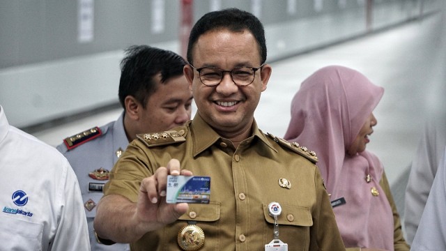 Gubernur DKI Jakarta, Anies Baswedan (tengah) menunjukkan kartu tiket MRT di Stasiun MRT Bundaran HI, Jakarta, Senin (25/3). Foto: Jamal Ramadhan/kumparan