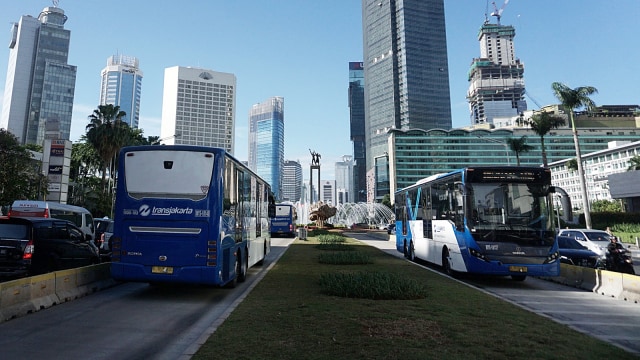 Busway berlalu lalang di kawasan Halte Bundaran HI, Jakarta. Foto: Jamal Ramadhan/kumparan