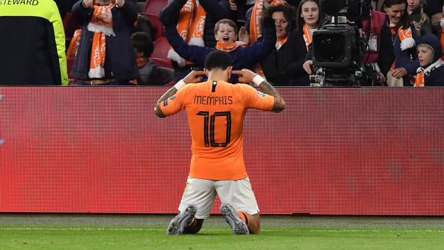 Memphis Depay merayakan golnya di laga Belanda vs Jerman. Foto: EMMANUEL DUNAND / AFP