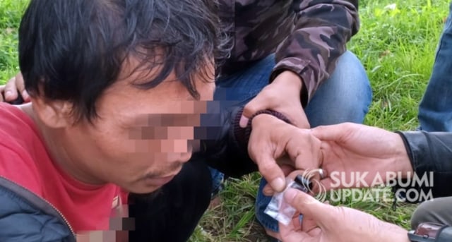 AM (36 tahun) terduga pelaku penyalahgunaan narkotika jenis sabu saat ditangkap Satuan Reserse Narkoba Polres Sukabumi Kota. | Sumber Foto:Istimewa