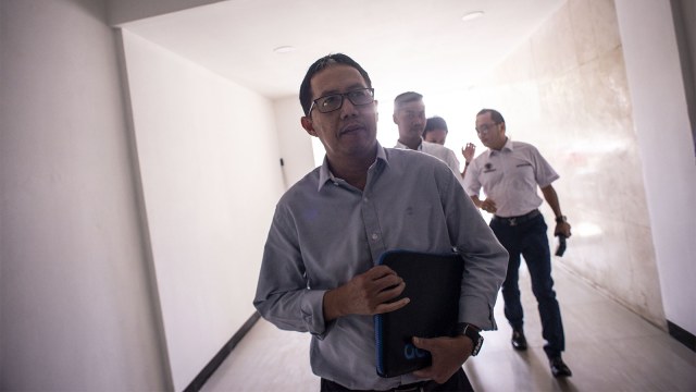 Mantan Plt Ketua Umum PSSI Joko Driyono berjalan menuju ruang pemeriksaan di Ditreskrimum Polda Metro Jaya. Foto: ANTARA FOTO/Aprillio Akbar
