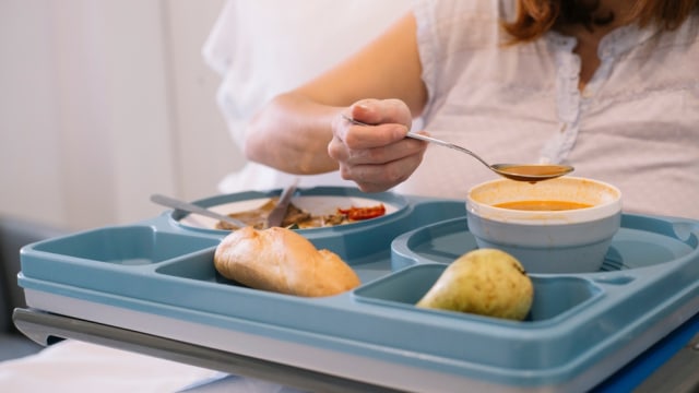 Ilustrasi makan di rumah sakit. Foto: Shutterstock