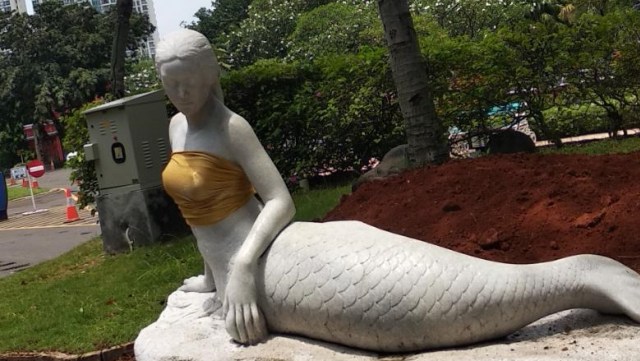 Patung Putri Duyung di Putri Duyung Resort ditutupi kain. Foto: Dok. Istimewa