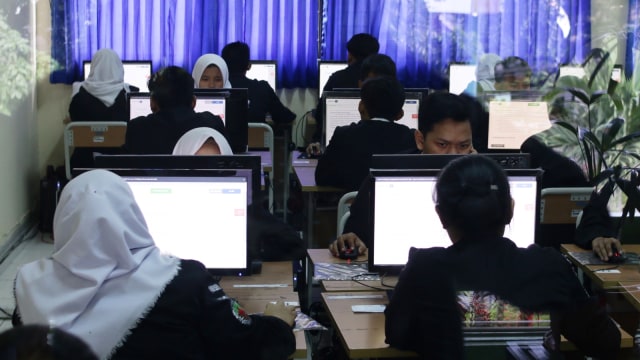 Sejumlah siswa mengikuti Ujian Nasional Berbasis Komputer (UNBK) di Sekolah Menengah Kejuruan (SMK) 30, Jakarta, Senin (25/3). Foto: ANTARA FOTO/Rivan Awal Lingga