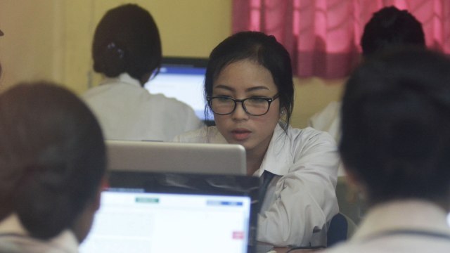 Sejumlah siswa mengerjakan soal Ujian Nasional Berbasis Komputer (UNBK) di Sekolah Menengah Kejuruan (SMK) Pariwisata Dalung, Badung, Bali, Senin (25/3). Foto: ANTARA FOTO/Maulana Surya