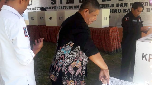 Kepala Dinas Kominfo Kabupaten Siau Tagulandang Biaro (Sitaro), W Pangulimang, mengikuti simulasi pencoblosan pemilihan umum yang dilaksanakan KPU Sitaro