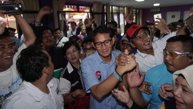 Cawapres 02, Sandiaga Uno (tengah) bersalaman dengan warga saat tiba di Gelanggang Remaja Jakarta Utara, Senin (25/3). Foto: Jamal Ramadhan/kumparan