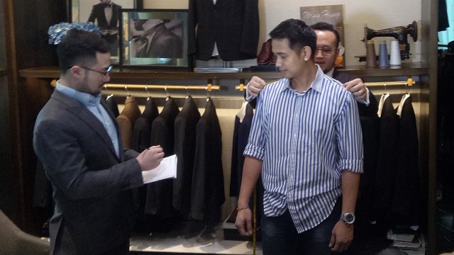 Ajun Perwira, Fitting Baju Pengantin