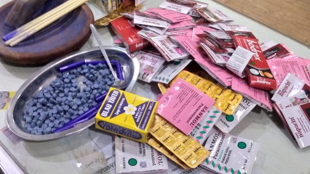 Barang bukti yang diamankan oleh polisi saat menggrebek rumah produksi pil ekstasi. Foto: Dok. Istimewa