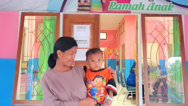 Budi bersama ibunya usai melakukan pemeriksaan di Rumah Sakit Umum Kota Kendari, Foto: Dok.kendarinesiaid