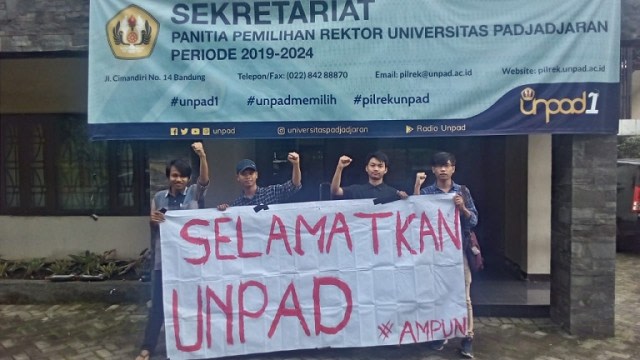 Mahasiswa Unpad mengusung spanduk "Selamatkan Unpad" terkait terkatung-katungnya pemilihan rektor Unpad, di sekretariat Majelis Wali Amanat (MWA) Unpad, Jalan Cimandiri, Bandung, beberapa waktu lalu. (Istimewa)