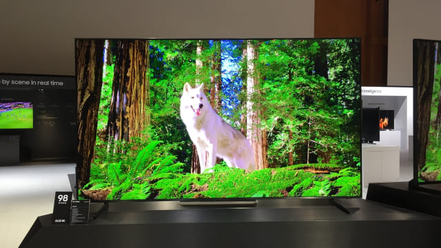 Samsung TV QLED 8K 98 inci. Foto: Sayid Mulki/kumparan