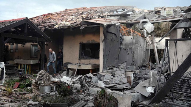 Sebuah rumah di Tel Aviv, Israel, yang terkena serangan roket dari Gaza. Foto: Reuters/Ammar Awad