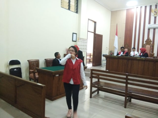 Febi Yuliana (18) usai menjalani sidang putusan di Pengadilan Negeri Kelas IA Tanjungkarang, Bandar Lampung, Senin (25/3) | Obbie Fernando/Lampung Geh