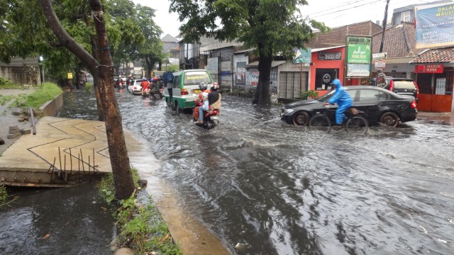 Bajir akibat luapan drainase karena musim hujan di kawasan Gedebage, Bandung. (Iman Herdiana) 